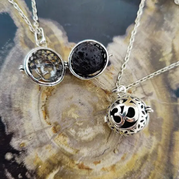 Diffuser aroma ketting Aum, Ohm, Om parfum medaillon lavasteen pomander