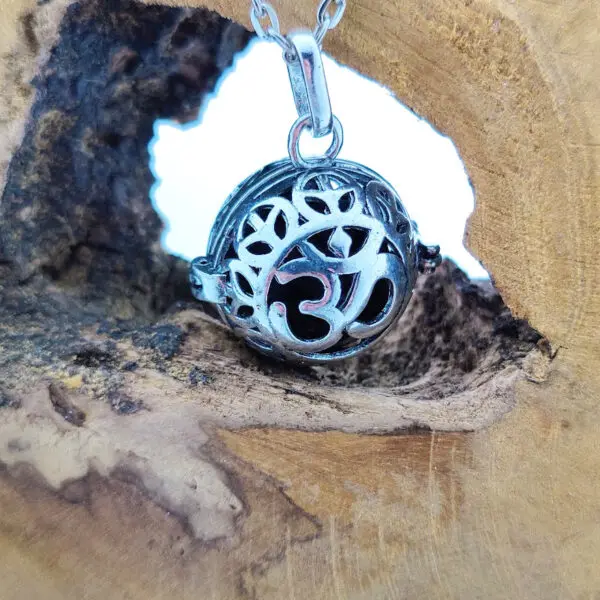 Diffuser aroma ketting Aum, Ohm, Om parfum medaillon lavasteen pomander