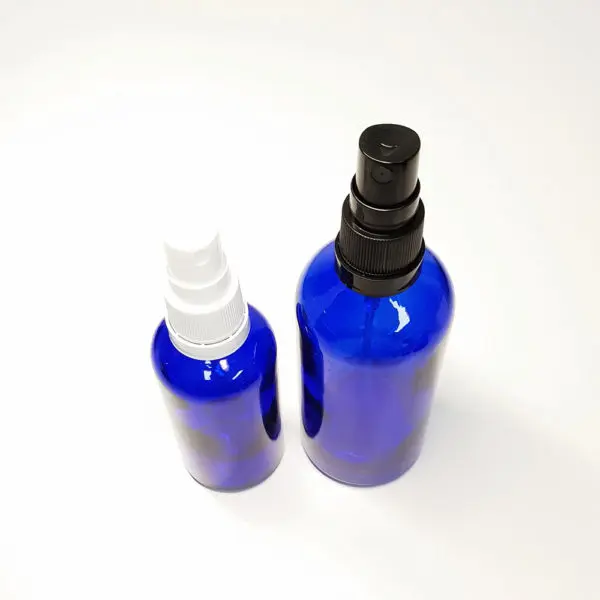 Glazen spray fles blauw glas verstuiver