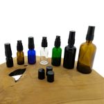 UV-bestendige glazen sprayfles met zwarte verstuiver en zwarte overkap DIN18