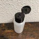 Naturel HDPE fles 50ml met zwarte fliptop dop 24/410 voor cosmetica en vloeistoffen